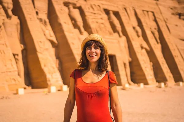 Retrato Jovem Turista Vestido Vermelho Visitando Templo Nefertari Perto Abu — Fotografia de Stock