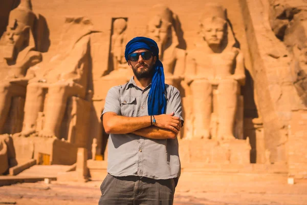 Porträtt Ung Turist Med Blå Turban Besöker Abu Simbel Temple — Stockfoto