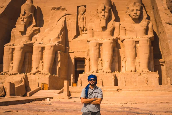 Joven Turista Con Turbante Azul Visitando Templo Abu Simbel Sur — Foto de Stock