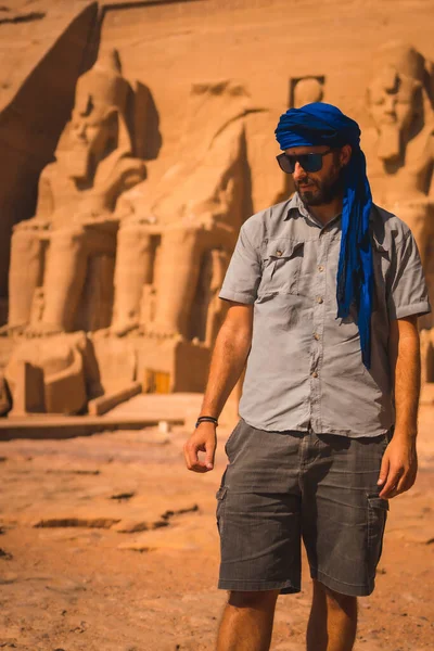 Jeune Touriste Avec Turban Bleu Visitant Temple Abu Simbel Dans — Photo