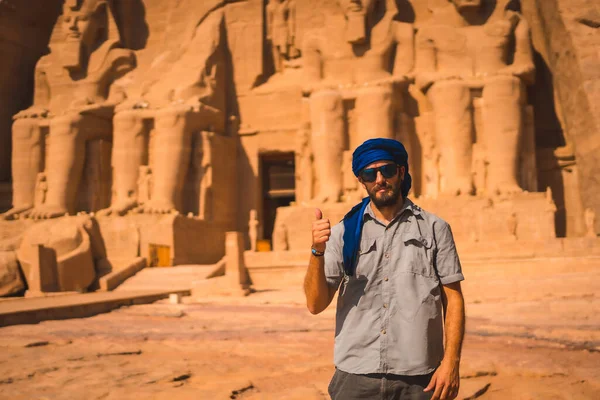 Ung Turist Med Blå Turban Besöker Abu Simbel Temple Södra — Stockfoto