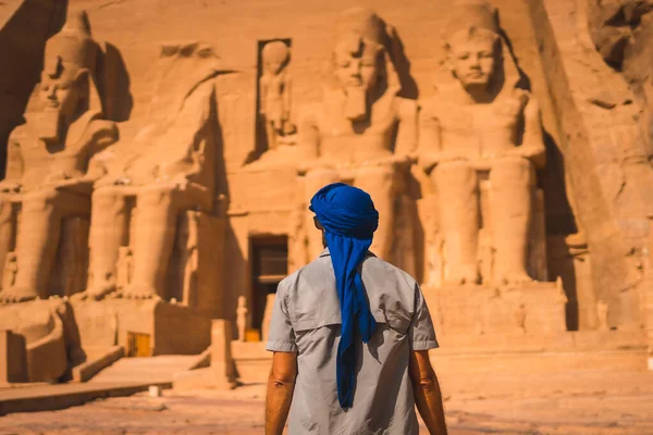 Mavi sarıklı genç bir turist Güney Mısır 'daki Abu Simbel Tapınağı' na bakıyor. Nubia 'da Nasser Gölü' nün yanında. Firavun 2. Ramses Tapınağı, seyahat yaşam tarzı.
