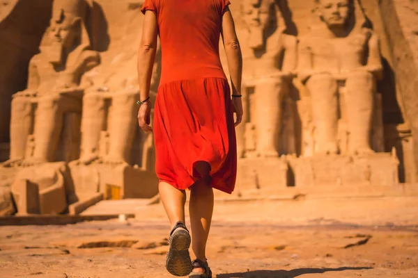 Ένας Νεαρός Τουρίστας Κόκκινο Φόρεμα Περπατώντας Προς Ναό Abu Simbel — Φωτογραφία Αρχείου