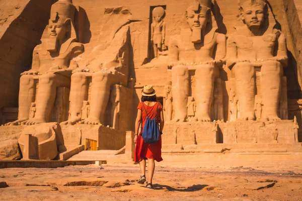 Egy Fiatal Turista Piros Ruhában Belép Abu Simbel Templomba Dél — Stock Fotó