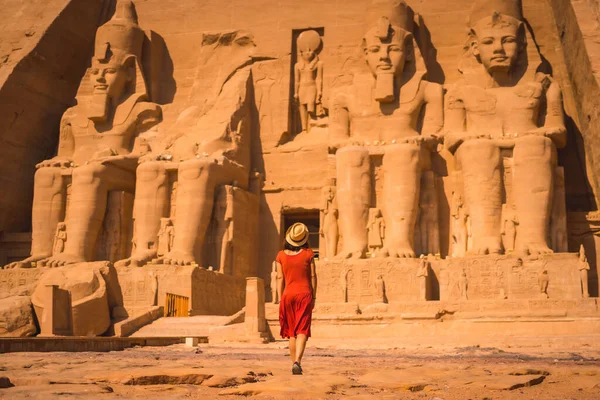 Nuori Turisti Punaisessa Mekossa Saapuu Abu Simbel Temppeliin Etelä Egyptissä — kuvapankkivalokuva