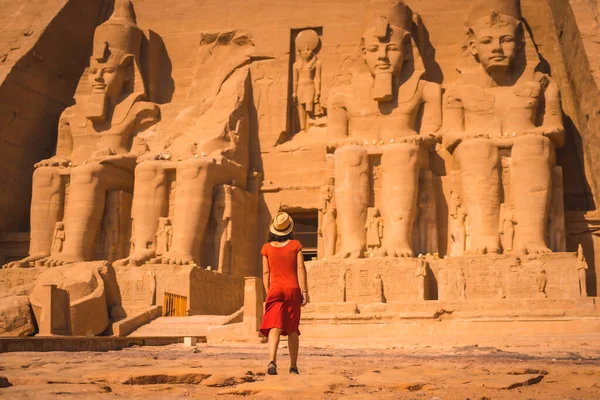 Een Jonge Toerist Een Rode Jurk Die Abu Simbel Tempel — Stockfoto