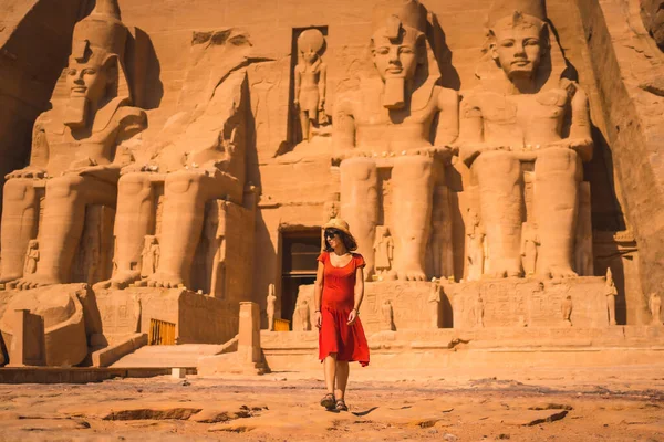 Joven Turista Vestido Rojo Que Sale Del Templo Abu Simbel — Foto de Stock