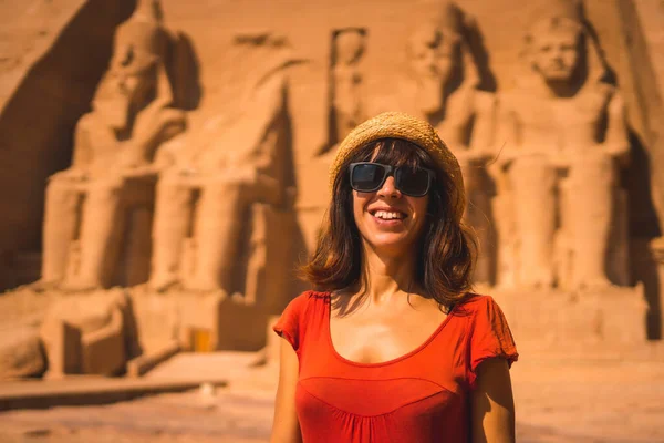 Jeune Touriste Robe Rouge Souriant Temple Abu Simbel Dans Sud — Photo