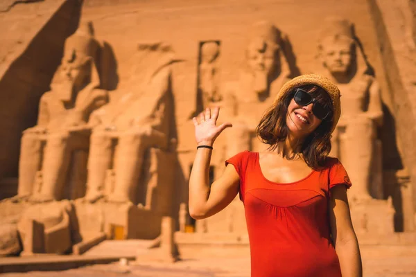 在埃及南部努比亚靠近纳赛尔湖的阿布辛贝尔神殿 一名身穿红色衣服的年轻游客 法老拉姆斯二世圣殿 — 图库照片