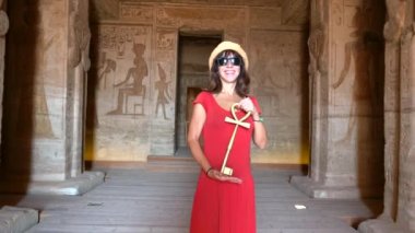 Ebu Simbel Tapınağı 'nda sonsuz hayatın anahtarına sahip genç bir kadın, Antik Mısır' ın sembolü, Güney Mısır 'da Nubia' da, Nasser Gölü 'nün yanında. Firavun 2. Ramses Tapınağı, 4k video.