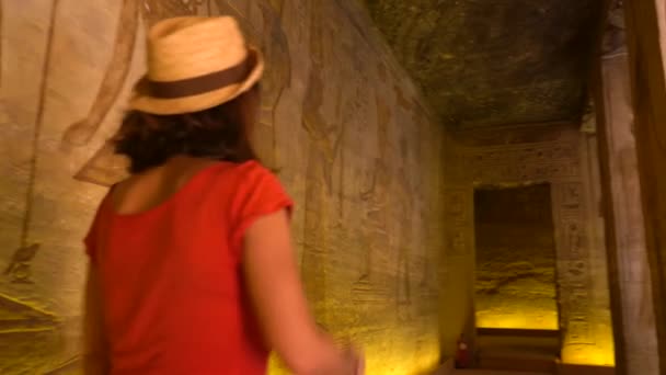 Uma Jovem Mulher Visitando Interior Iluminado Templo Abu Simbel Seus — Vídeo de Stock