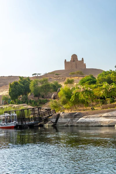 アスワン市のナイル川を航行する小さな町や古代寺院 エジプト — ストック写真