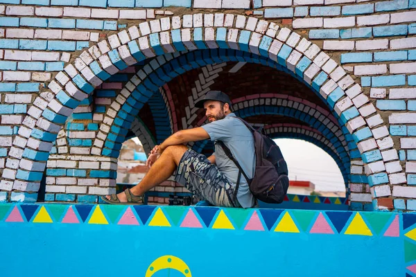 Ένας Νεαρός Τουρίστας Κάθεται Μια Όμορφη Βεράντα Ενός Παραδοσιακού Μπλε — Φωτογραφία Αρχείου