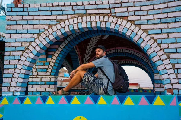 Ένας Νεαρός Τουρίστας Μια Όμορφη Βεράντα Ενός Παραδοσιακού Μπλε Σπιτιού — Φωτογραφία Αρχείου