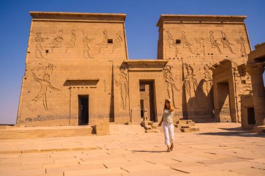 Genç bir turist, aşk tanrıçası Isis 'e adanmış bir tapınak olan Nil Nehri' nden görülen Greko-Romen yapısını ziyaret ediyor. Aswan. Mısırca