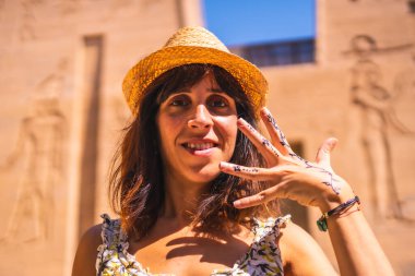 Aşk tanrıçası Isis 'e adanmış bir tapınak olan Nil Nehri' nde görülen Greko-Romen inşaatı olan Aswan. Mısırca