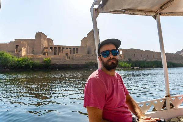 Een Jongeman Boot Die Meeneemt Naar Tempel Van Philae Met — Stockfoto