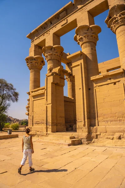 Uma Jovem Que Entra Templo Philae Com Suas Belas Colunas — Fotografia de Stock