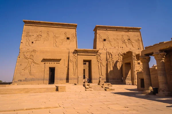 Młody Europejski Turysta Świątyni Philae Grecko Rzymska Budowla Widziana Nilu — Zdjęcie stockowe