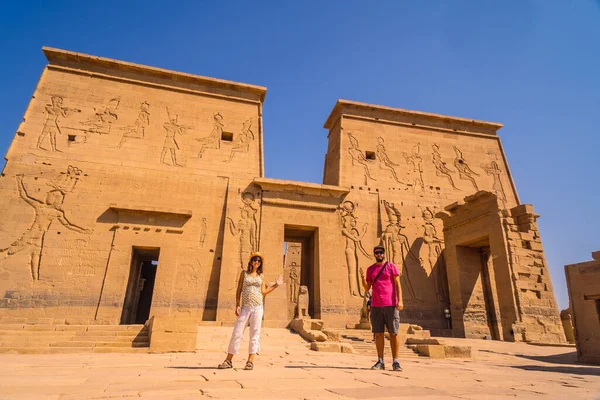 Couple Tourists Temple Philae Greco Roman Construction Seen Nile River — Stock Photo, Image