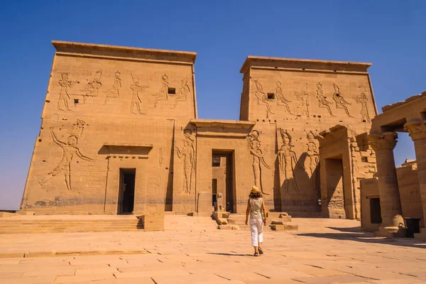 Jovem Turista Europeu Templo Philae Uma Construção Greco Romana Vista — Fotografia de Stock