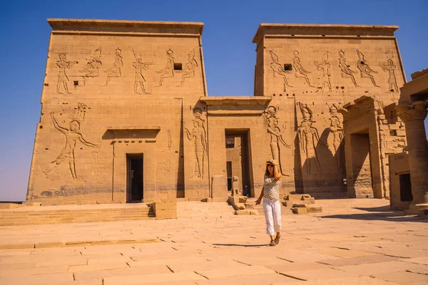 Joven Turista Que Visita Templo Philae Una Construcción Greco Romana — Foto de Stock