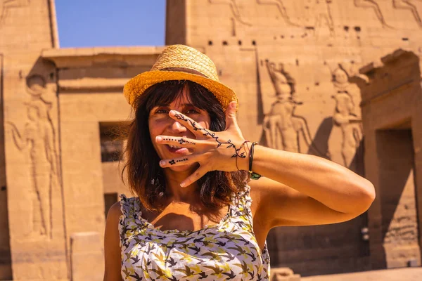 Turista Com Chapéu Palha Uma Tatuagem Gema Preta Templo Philae — Fotografia de Stock