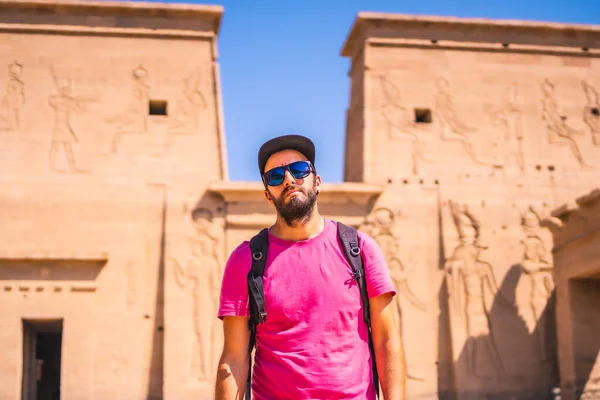 Ung Turist Besöker Philae Tempel Utan Människor Grekisk Romersk Konstruktion — Stockfoto