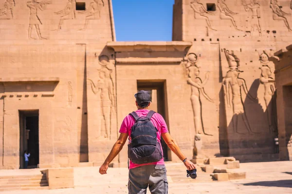 Ein Junger Tourist Besucht Den Tempel Von Philae Ohne Menschen — Stockfoto
