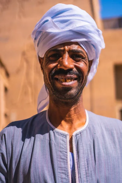 Assouan Égypte Octobre 2020 Travailleur Nubien Dans Turban Blanc Gardant — Photo