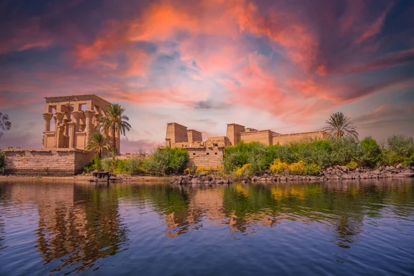Aşk Tanrıçası Isis Adanmış Bir Tapınak Olan Nil Nehrinden Görülen — Stok fotoğraf