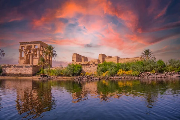 Otroligt Orange Soluppgång Vid Philae Tempel Grekisk Romersk Konstruktion Sedd — Stockfoto