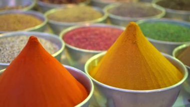 Aswan kenti yakınlarındaki Nubian köyünün pazarındaki geleneksel bir pazarda renkli türler. Mısır