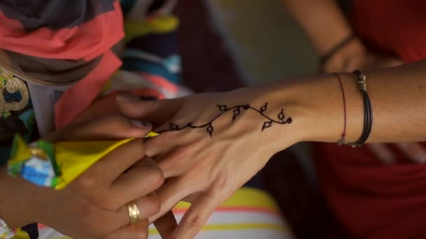Молодая Женщина Делающая Татуировку Черного Камня Нубийской Деревне Недалеко Города — стоковое видео