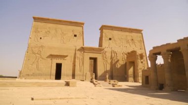İnsanların olmadığı bir tapınağın genel manzarası, Nil nehrinden görünen Greko-Romen inşaatı, aşk tanrıçası Isis 'e adanmış bir tapınak. Aswan. Mısırca