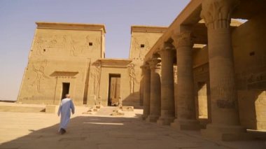 Yerli bir adam, Nil nehrinden görülen Greko-Romen inşaatı, Aşk Tanrıçası Isis 'e adanmış bir tapınak. Aswan. Mısırca