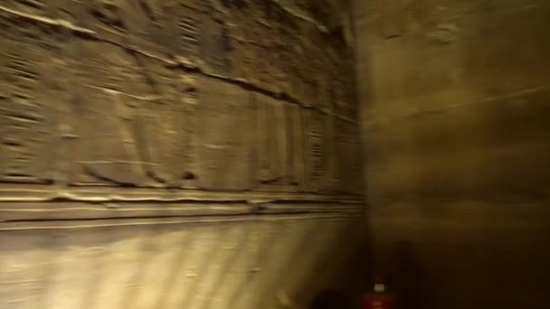 필라이 사원의 내부를 사람들 방문하는 나일강에서 수있는 그리스 건축물로 사랑의 — 비디오