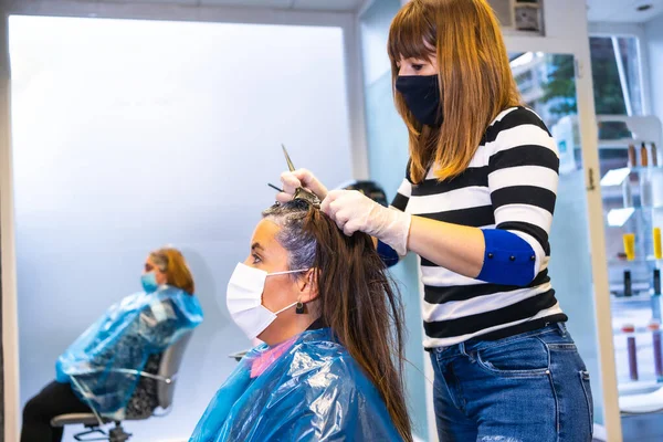 Çalışanların Maskesini Takan Kuaför Salonu Yeni Normal Çalışan Müşteriler Covid — Stok fotoğraf