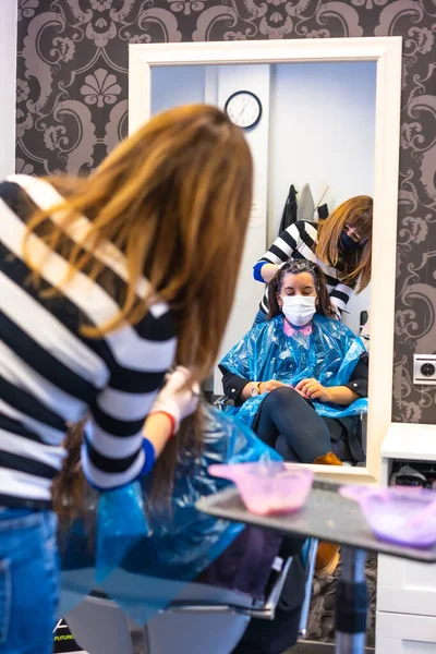 Maskeli Kuaför Ayrıntıları Müşteriye Maske Takıyor Covid Salgınında Kuaförlerin Güvenlik — Stok fotoğraf