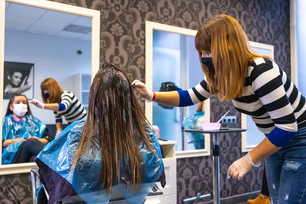 Hairdresser Mask Applying Dye Front Mirror Client Mask Reopening Security — Stock Photo, Image