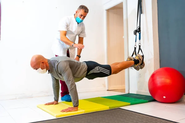 Physiothérapeute Avec Masque Patient Faisant Des Pompes Avec Les Pieds — Photo