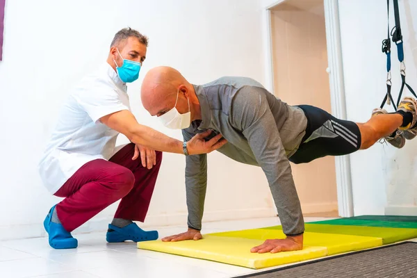 Fisioterapeuta Con Máscara Paciente Haciendo Flexiones Con Ayuda Fisioterapia Con —  Fotos de Stock