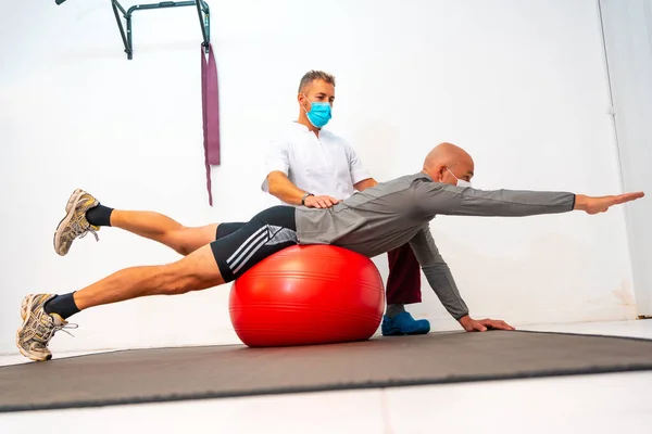 Client Faisant Des Étirements Sur Une Boule Rouge Assistée Par — Photo