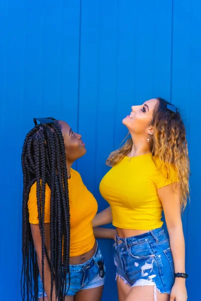 Lifestyle Έφηβες Φίλες Απολαμβάνουν Στη Φωτογράφηση Μπλε Φόντο Τοίχου Ντυμένες — Φωτογραφία Αρχείου