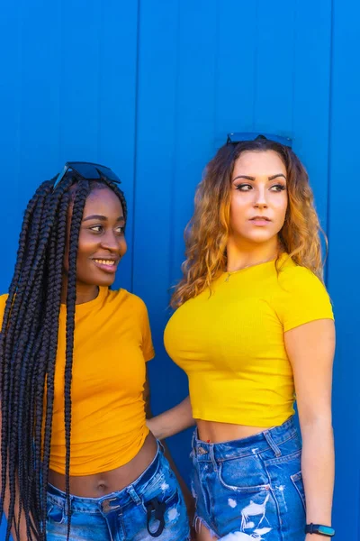 Estilo Vida Amigas Muy Felices Chica Negra Con Trenzas Largas —  Fotos de Stock