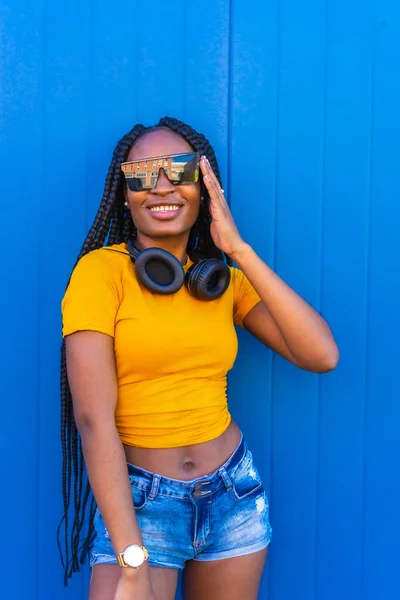 Lifestyle Μαύρο Κορίτσι Μακριά Κοτσίδα Κίτρινο Πουκάμισο Και Γυαλιά Ηλίου — Φωτογραφία Αρχείου
