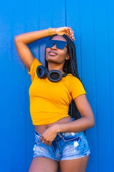 Lifestyle Μαύρο Κορίτσι Μακριά Κοτσίδα Κίτρινο Shirt Και Γυαλιά Ηλίου — Φωτογραφία Αρχείου
