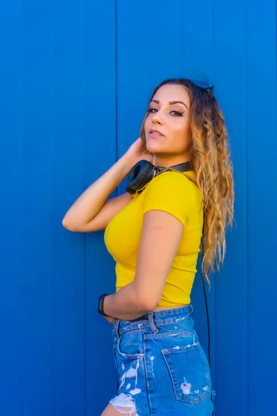 Estilo Vida Rubia Chica Caucásica Con Camiseta Amarilla Sobre Fondo —  Fotos de Stock