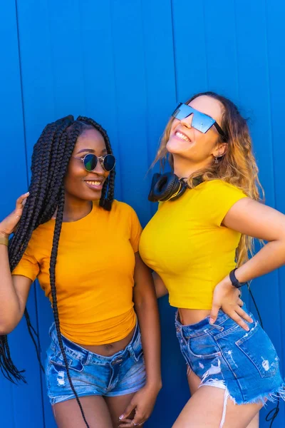 Lifestyle Μαύρο Κορίτσι Και Ξανθιά Καυκάσια Κοπέλα Κίτρινα Φορέματα Μπλε — Φωτογραφία Αρχείου