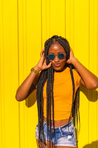 Lifestyle Ελκυστική Μαύρη Κοπέλα Μακριά Πλεξούδες Κίτρινα Shirts Και Κοντά — Φωτογραφία Αρχείου